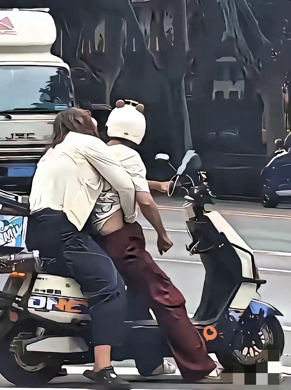 刚看那图我还以为是遇大车急刹，俩人惯性抱一起——结果凑近一看，根本是在大街上
