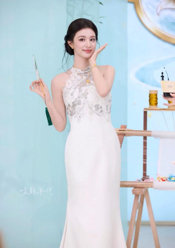 王楚然蕾丝挂脖旗袍造型，好温柔的女人[赞][赞]娱乐旗袍温柔