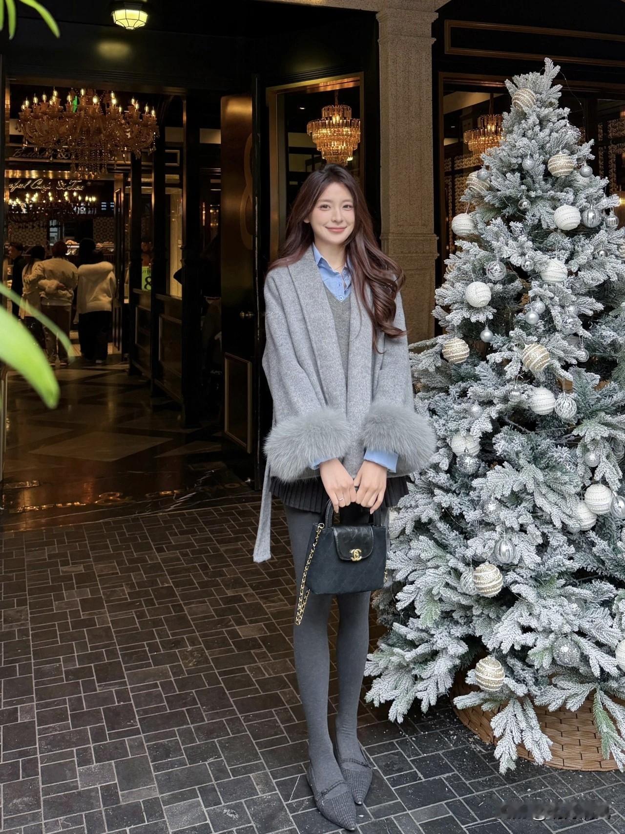 看到Miu系穿搭，真的有被戳到！浅灰色外套配毛绒袖口，软乎乎的，内搭那件蓝色衬衫