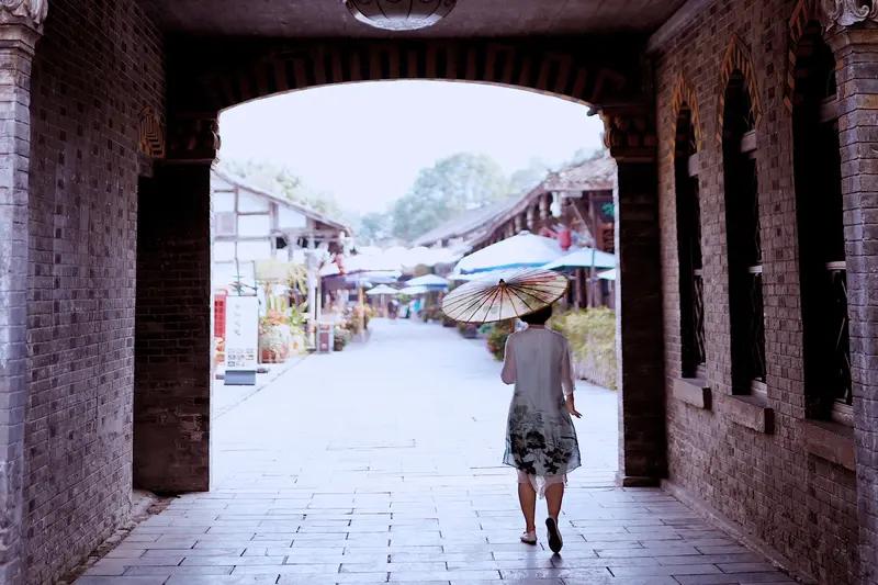 多数人的第一反应是更拼命工作、更积极社交，试图从外部寻找解药。但真相是：当你能量