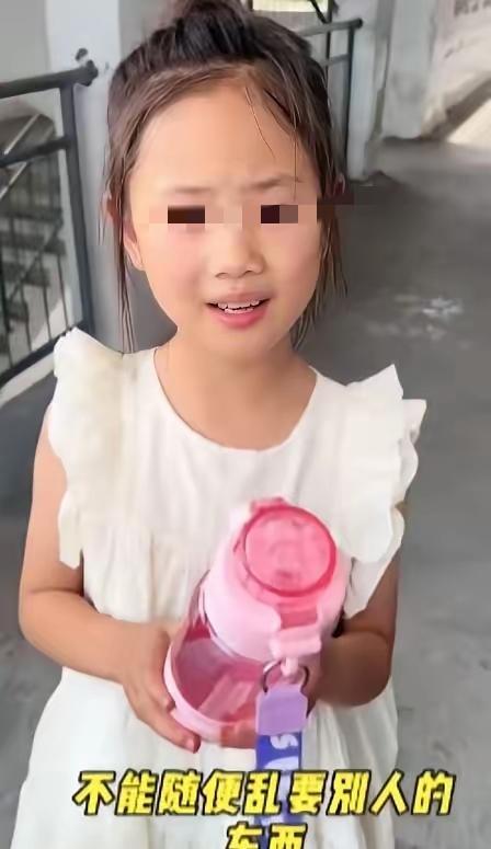 这就是教育的意义！河南一小女孩心疼同桌总用塑料袋喝水，悄悄准备了水杯，却不肯直