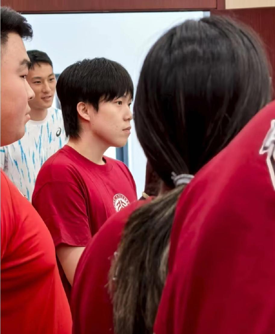 刷到王楚钦的高清图，穿着北大校服，乖得让人移不开眼，那认真的模样，仿佛正专注听课