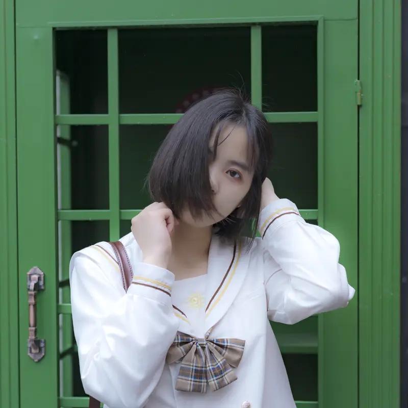 微小说‖《书店邂逅》她在书店角落专心看书，不慎碰落书架上的书。他弯腰帮忙拾起，