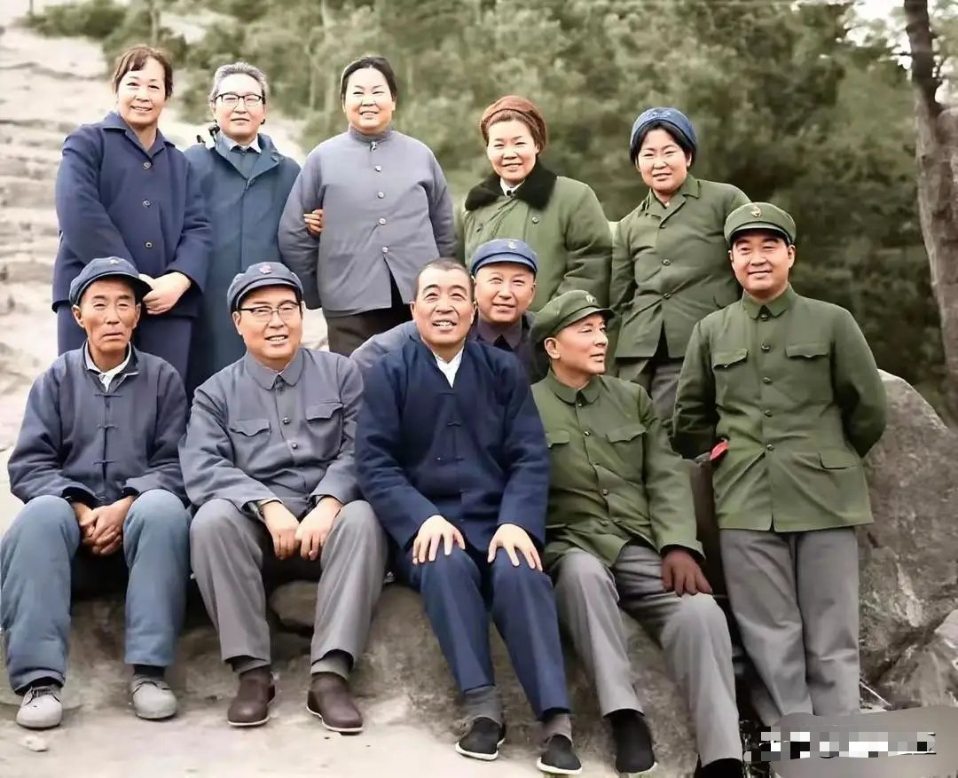 1975年秋，钱学森，陈永贵，李敏等人在大寨虎头山的合影。