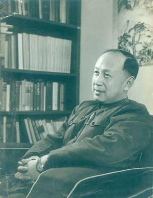 国宴上钱学森按请柬找不到座位，毛主席：你坐我旁边。我国第一颗原子弹爆炸的时候，毛