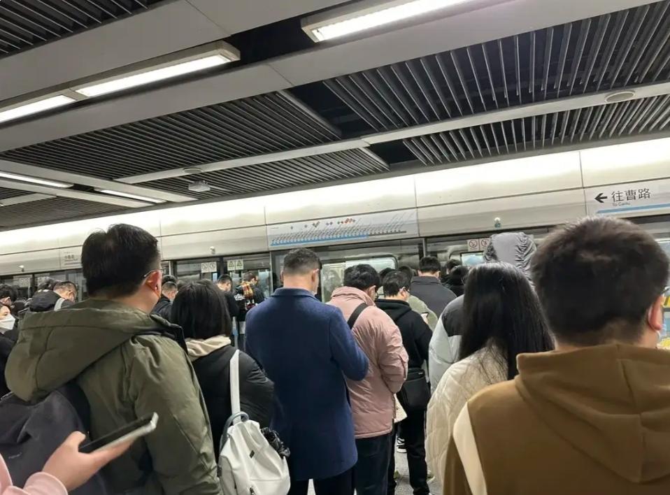 上海地铁9号线松江段：通勤族的“堵心事”与破局之道清晨七点，九号线松江大学城