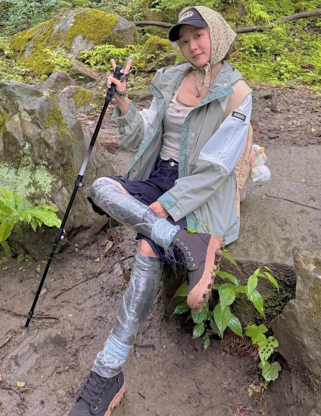马龙和夏露周末带两个儿子去山里徒步，两个孩子已经被她带的非常独立，一人拿一个登山