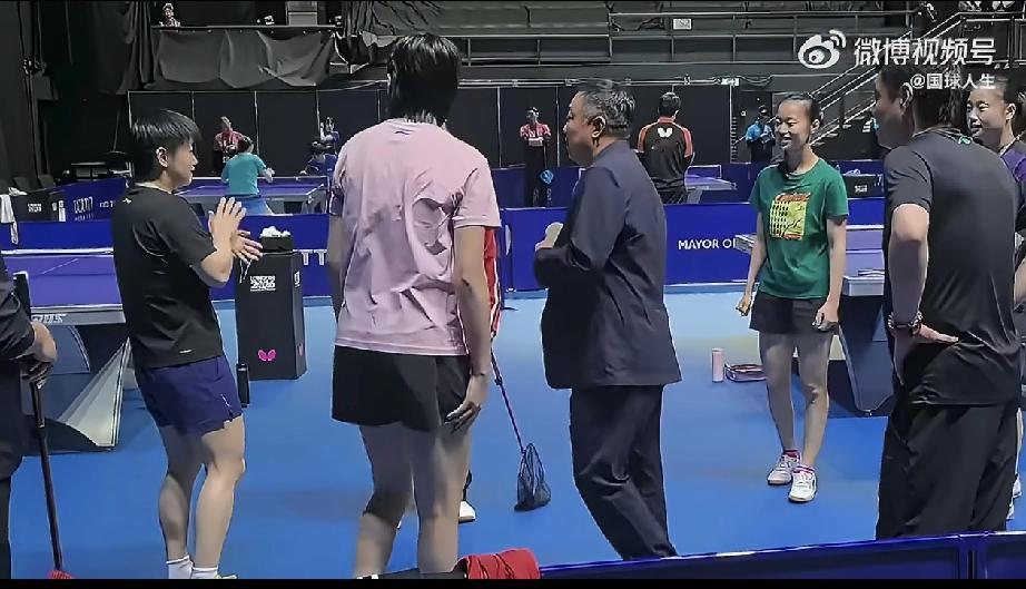 刘国梁来到伦敦世乒赛国乒训练场看望队员们[赞]！刘国梁一踏进训练场，首先碰到了