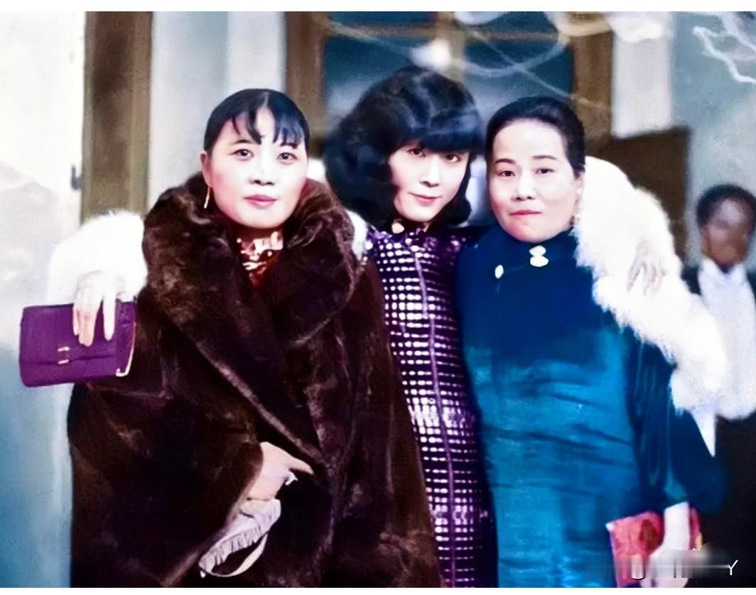 一张老照片，拍摄于1931年的南京。大家看看这三位穿着打扮非常时髦的女子是谁？这