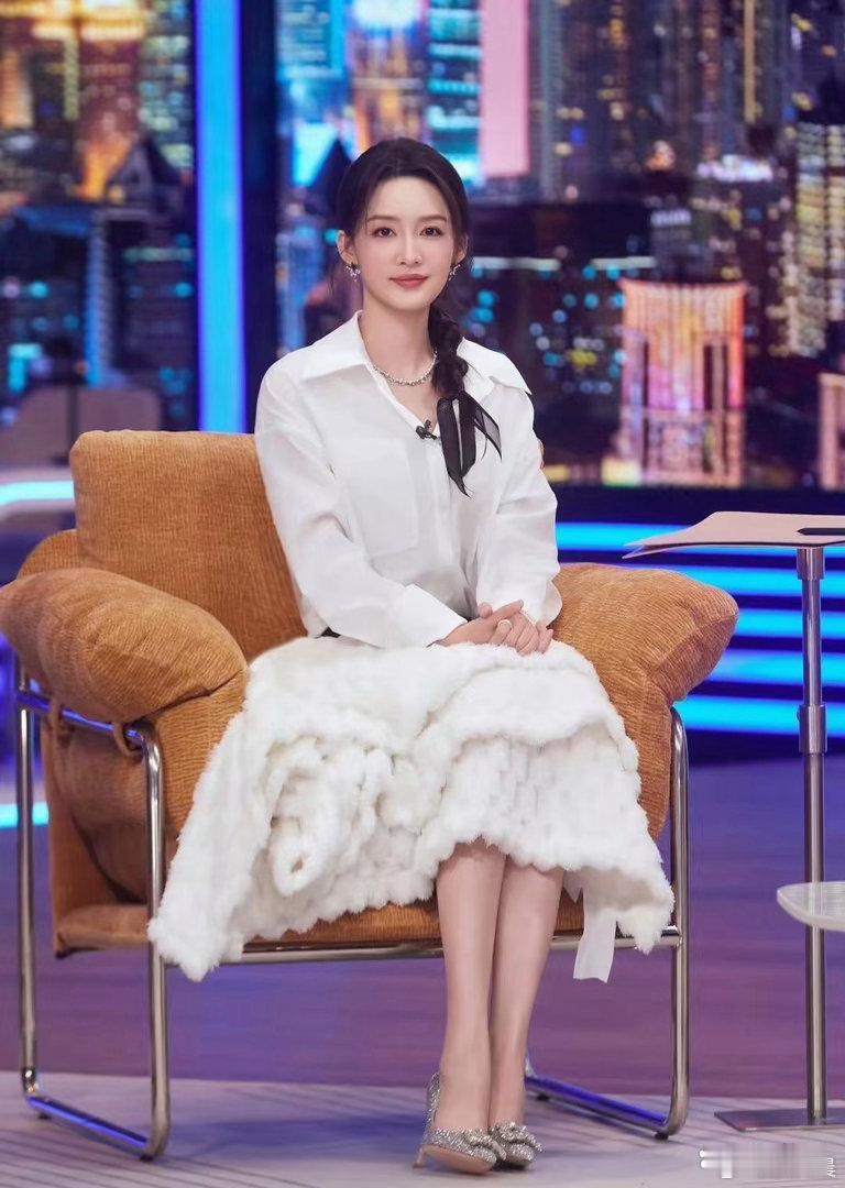 李沁的腿部线条真的堪称绝美，匀称纤细比例优越，体态舒展大方，紧致流畅，每一处都自