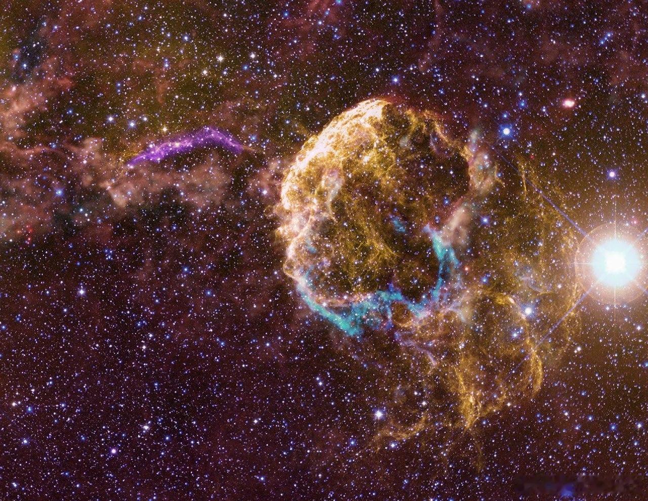 一对恒星系统中的两颗超新星在这幅多波段肖像中——结合了可见光、紫外线和红外线——