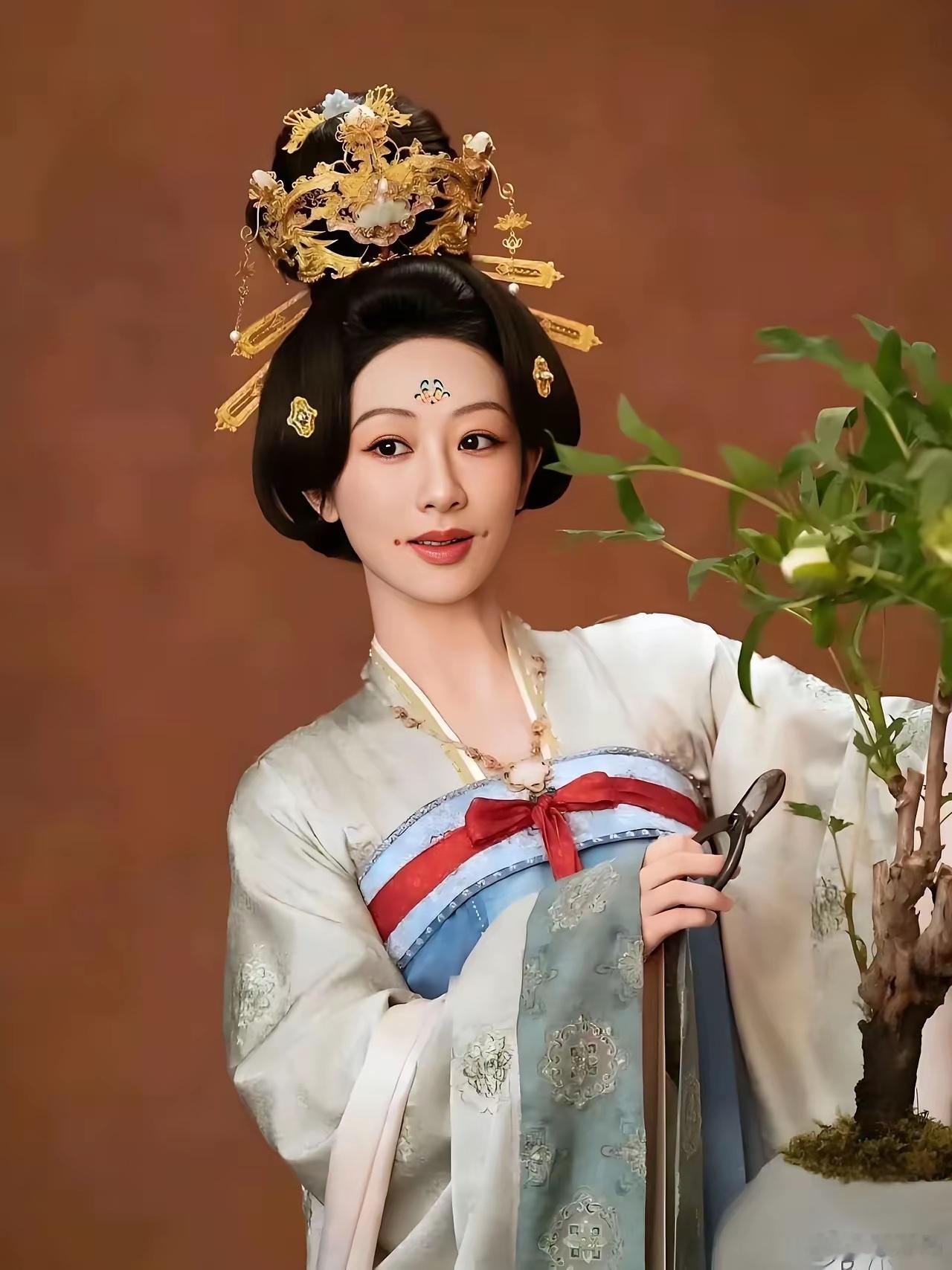 白鹿新剧播出，网友指出剧中造型又让杨紫的《国色芳华》火了，没办法，杨紫内娱标杆没