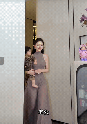 你老公在睡觉，不知是谁拍的?我好羡慕她的头发，要是我的头发有那么长，那就好了！[