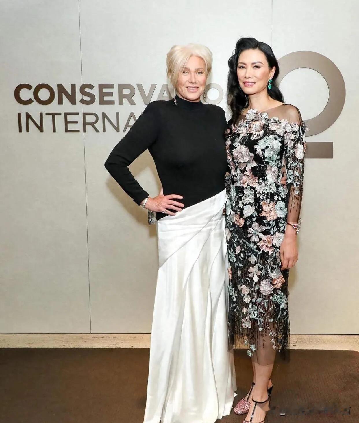 快60岁的邓文迪虽然看上去是一脸的凶相,颧骨太高,没有什么漂亮的颜值,但她的智高