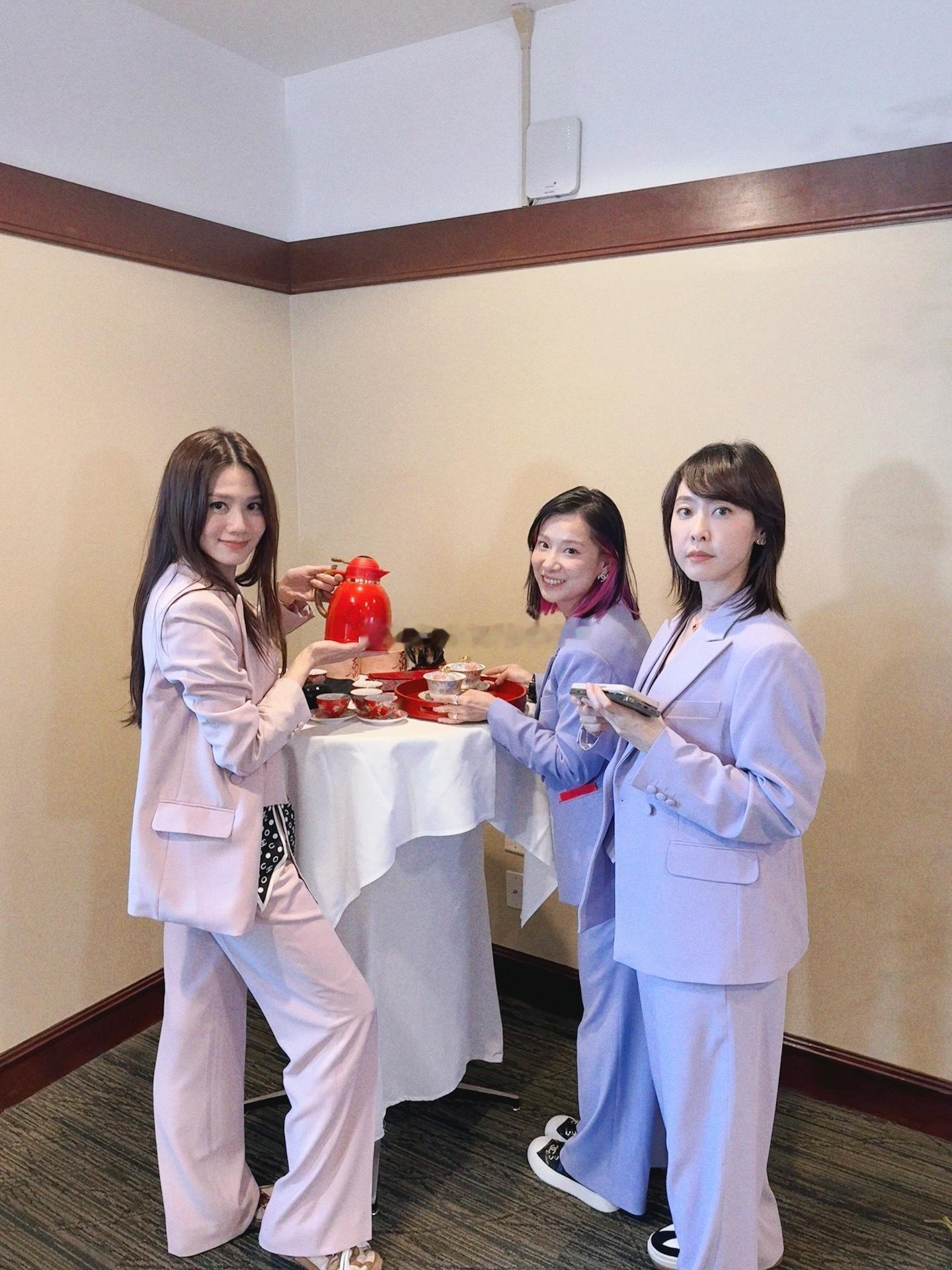 周秀娜为姐妹婚礼做伴娘​​​