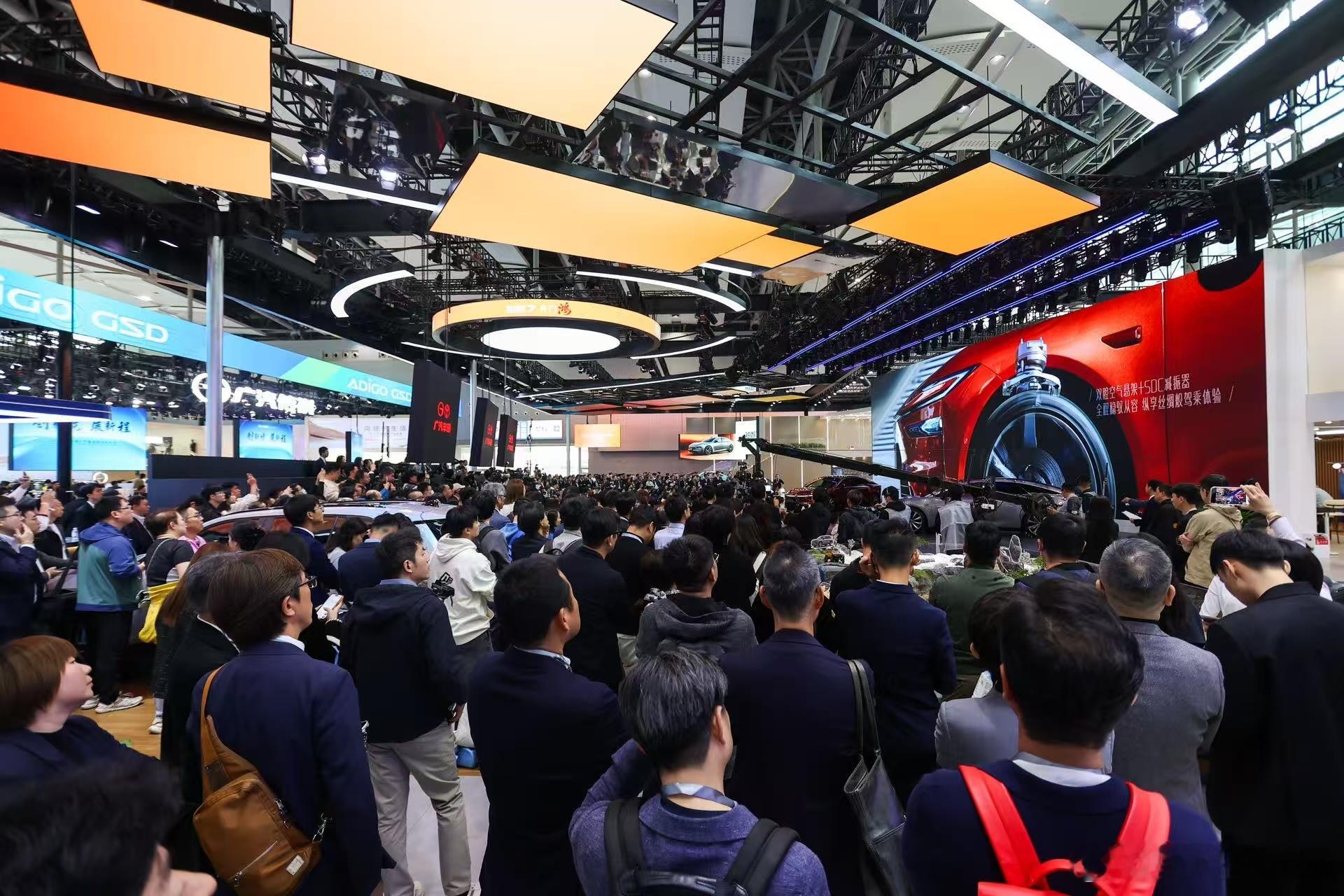 🔥引爆广州车展！广汽丰田展台被围得水泄不通，新车铂智7刚发布即成顶流！首开门