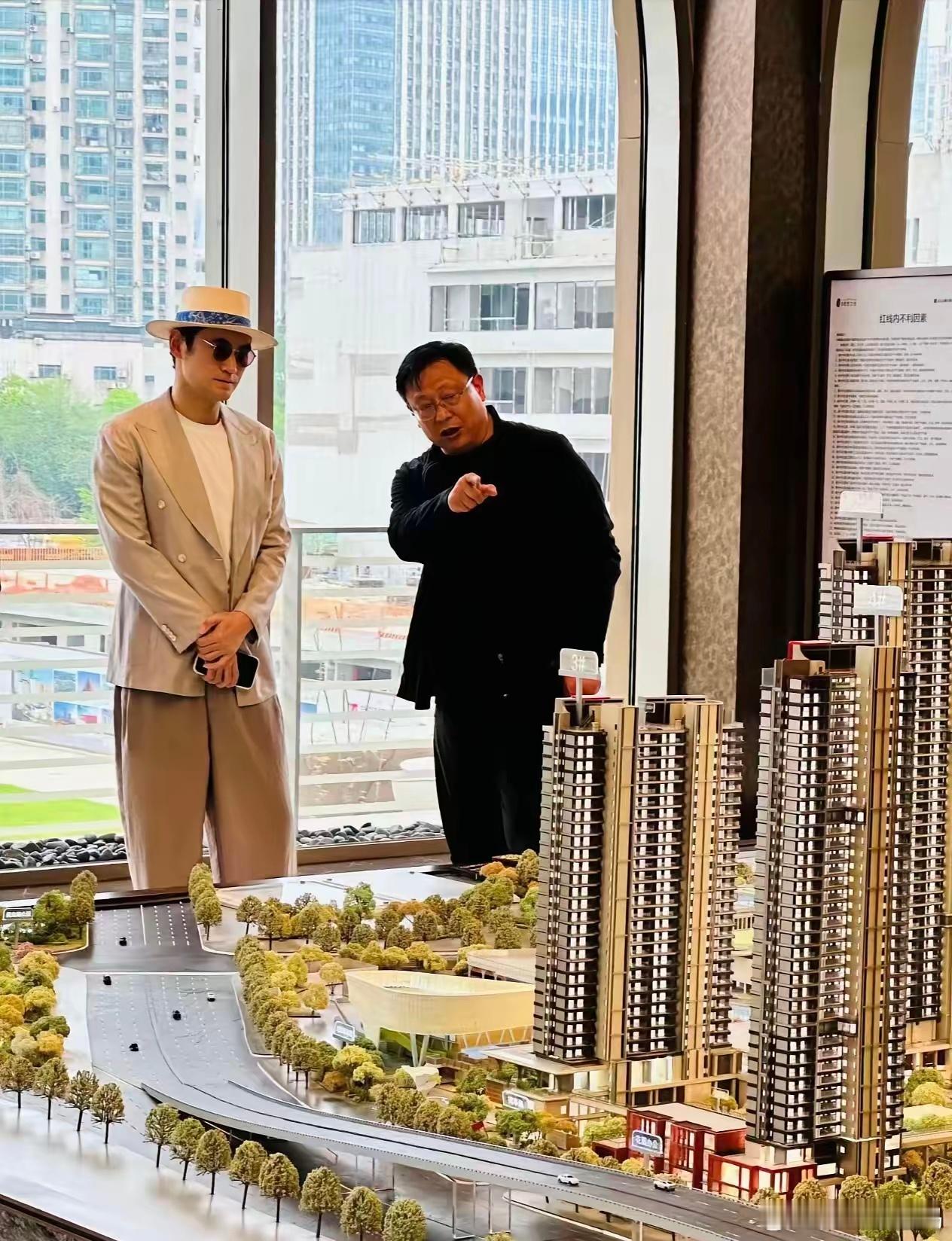 43岁袁弘现身武汉一处楼盘看房，身边好几位高层招待他，排场非常大！他的穿衣打扮时