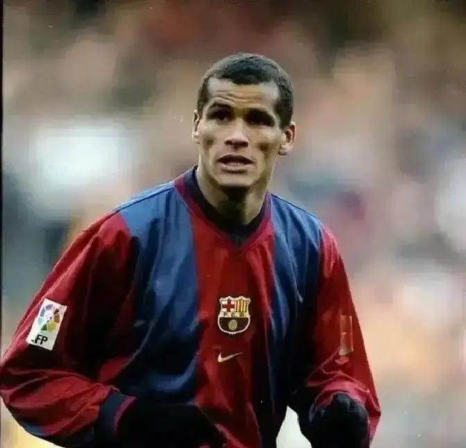 里瓦尔多被扫地出门那天，巴萨省下的钱只够买半辆大巴。2002年7月，范加尔