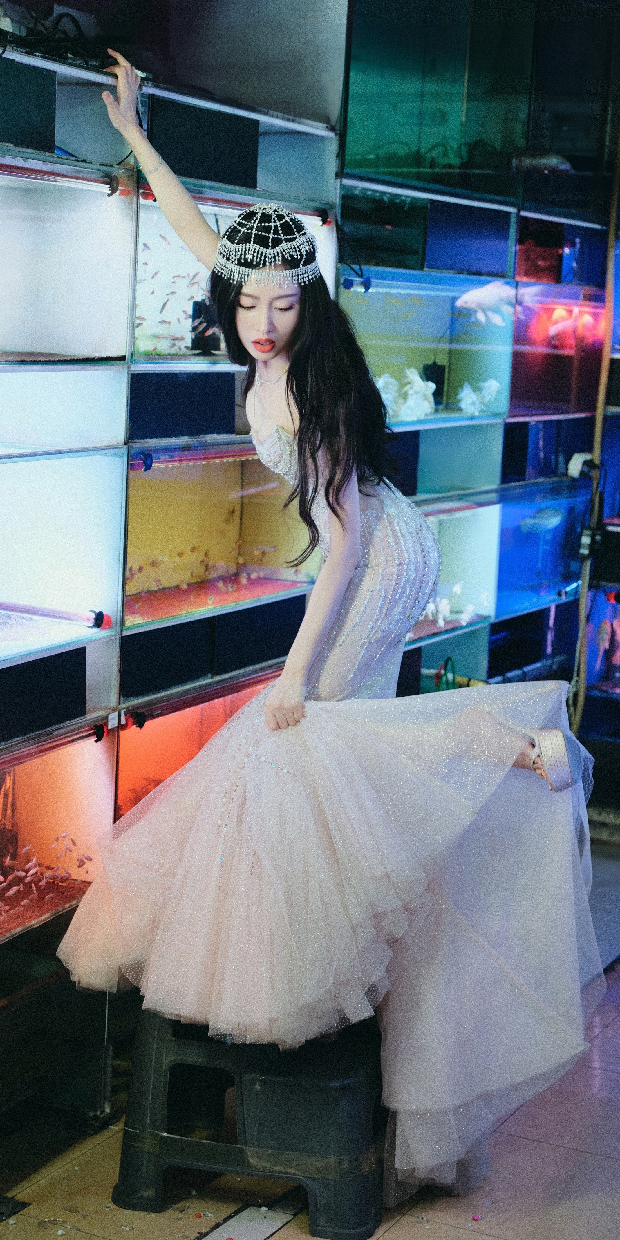 张天爱身材曲线：曼妙裙装，婀娜姿态。张天爱