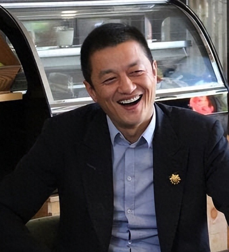 王菲担心的事还是发生了，李亚鹏再曝丑闻，难怪频频向李嫣献殷勤。一笔突