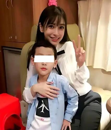 Angelababy带小海绵逛街某副主任Angelababy带9岁儿子小海绵逛