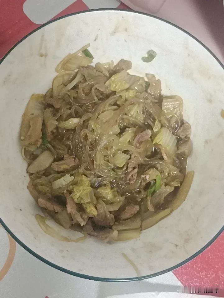 今年第一次，做了一大碗，吃着只剩一点了。北方人喜欢吃的一道家常菜，大家来猜猜这是