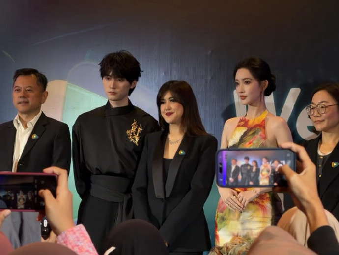 孟子义周翊然wetv同框，扑面而来的豪门姐弟感啊，一整个有被养眼到了呀，男帅女美