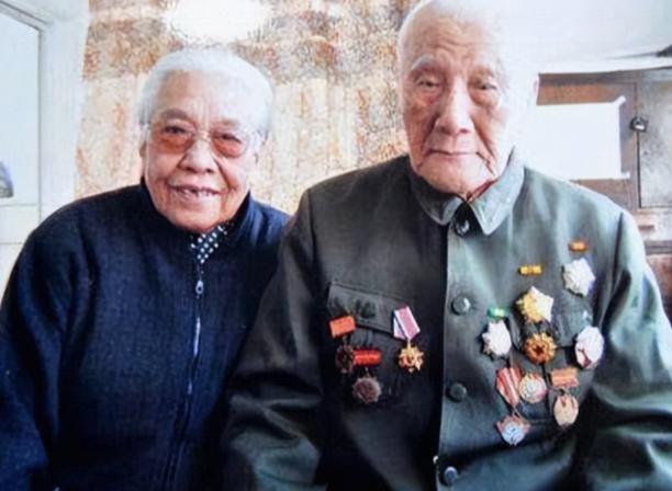 1940年9月，延安，毛主席去食堂时，一个人拎着木棍朝毛主席后脑勺砸去，千钧一发