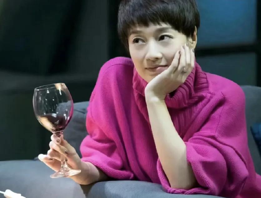 对比，罗子君和年薪150万的陈俊生离婚后的生活，有上海网友说：“之前，罗子君可是