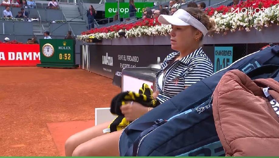 马德里公开赛官方的转播机位肯定是故意的，给的都是肯宁的画面，难得给到郑钦文的镜头