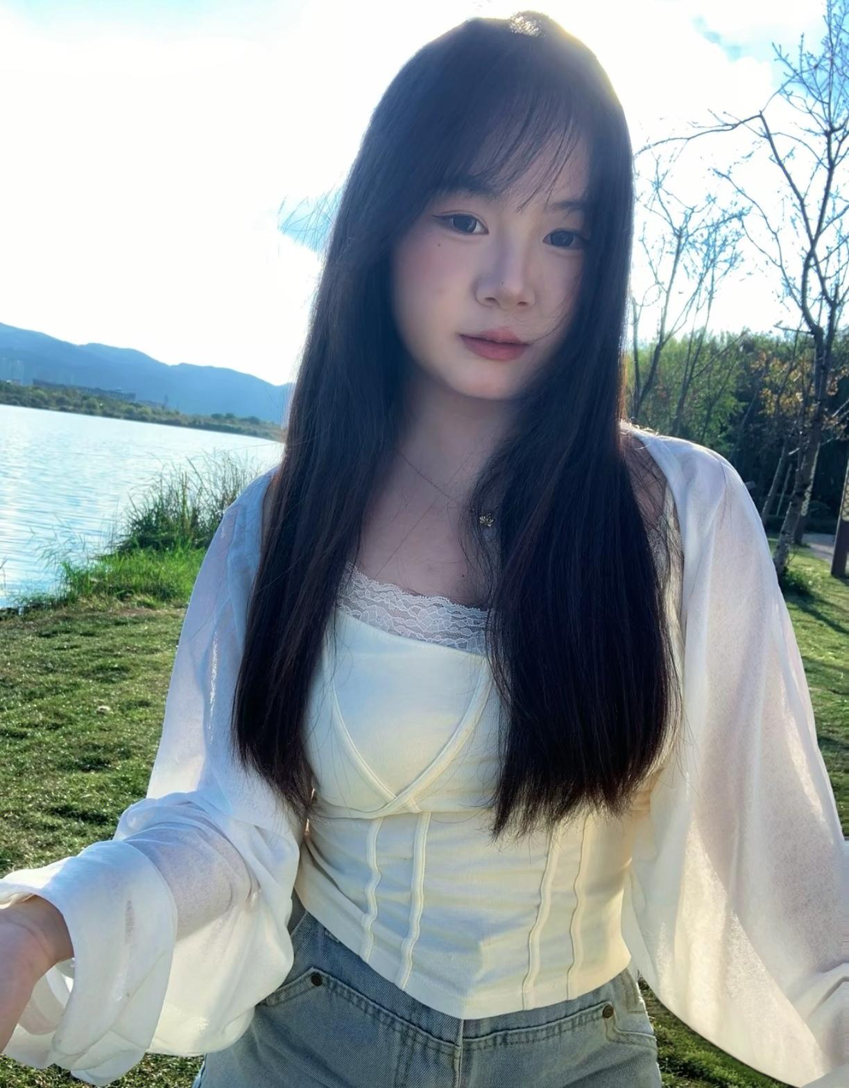 漂亮女孩河边拍照。