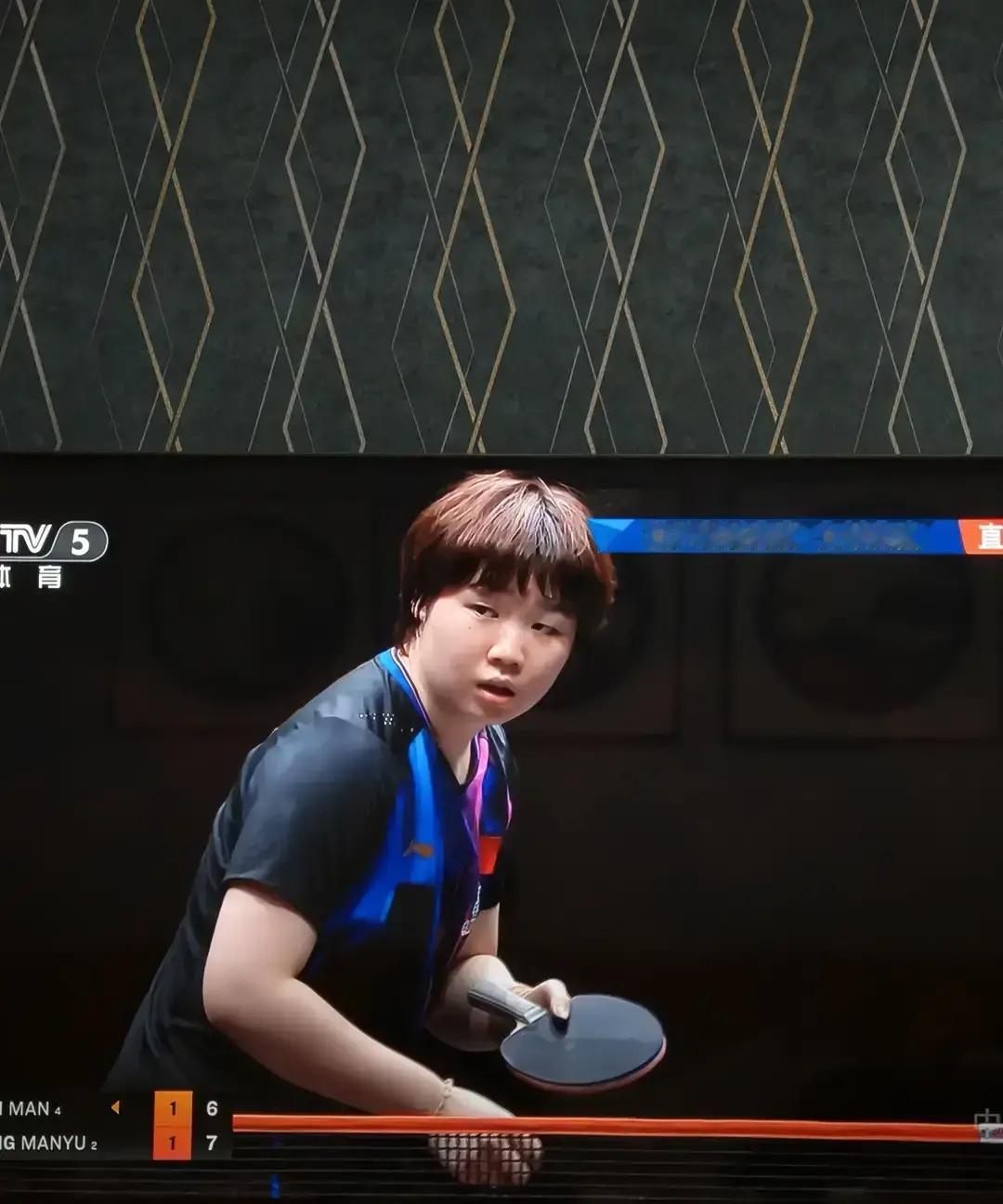 蒯曼打球不赶时间，但脑子转得快。别人靠速度，她靠算计。每局打完立刻改招，像