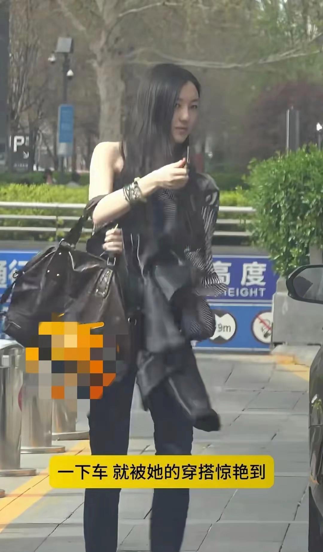 李嫣变成大美女了，兔唇彻底修复成功，脸蛋和身材都是顶级的了，甚至看着有点当年范冰