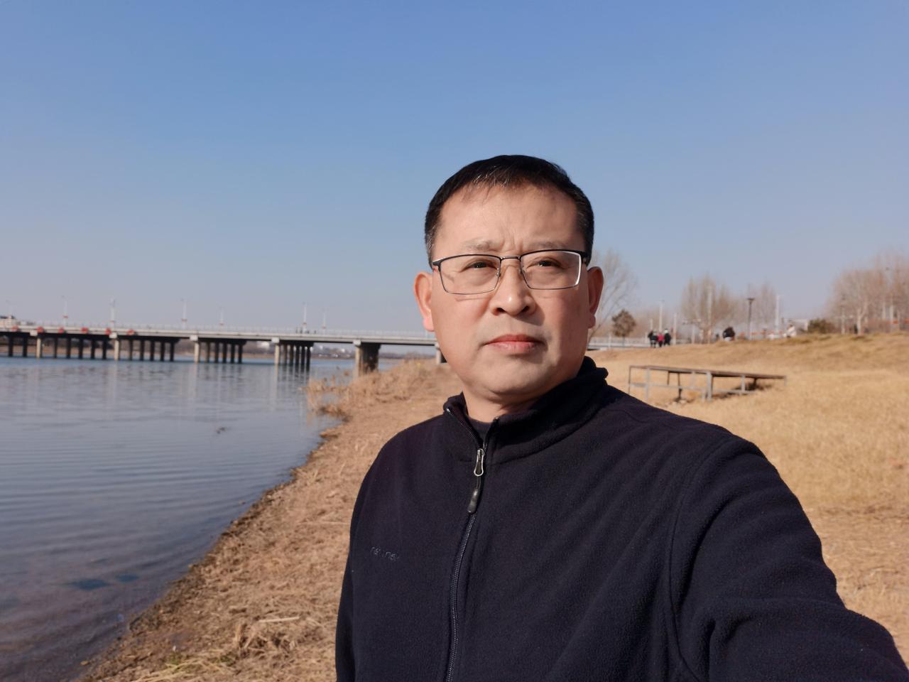 邻居戒烟的烦恼大年初一，我跑步回来，碰到了邻居，走步回来，相互道了声“过年好