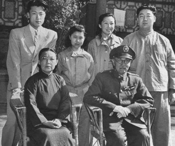 1914年，阎锡山娶了一个14岁的妾室。婚礼当晚，阎锡山竟然提出让妾室跟原配妻子