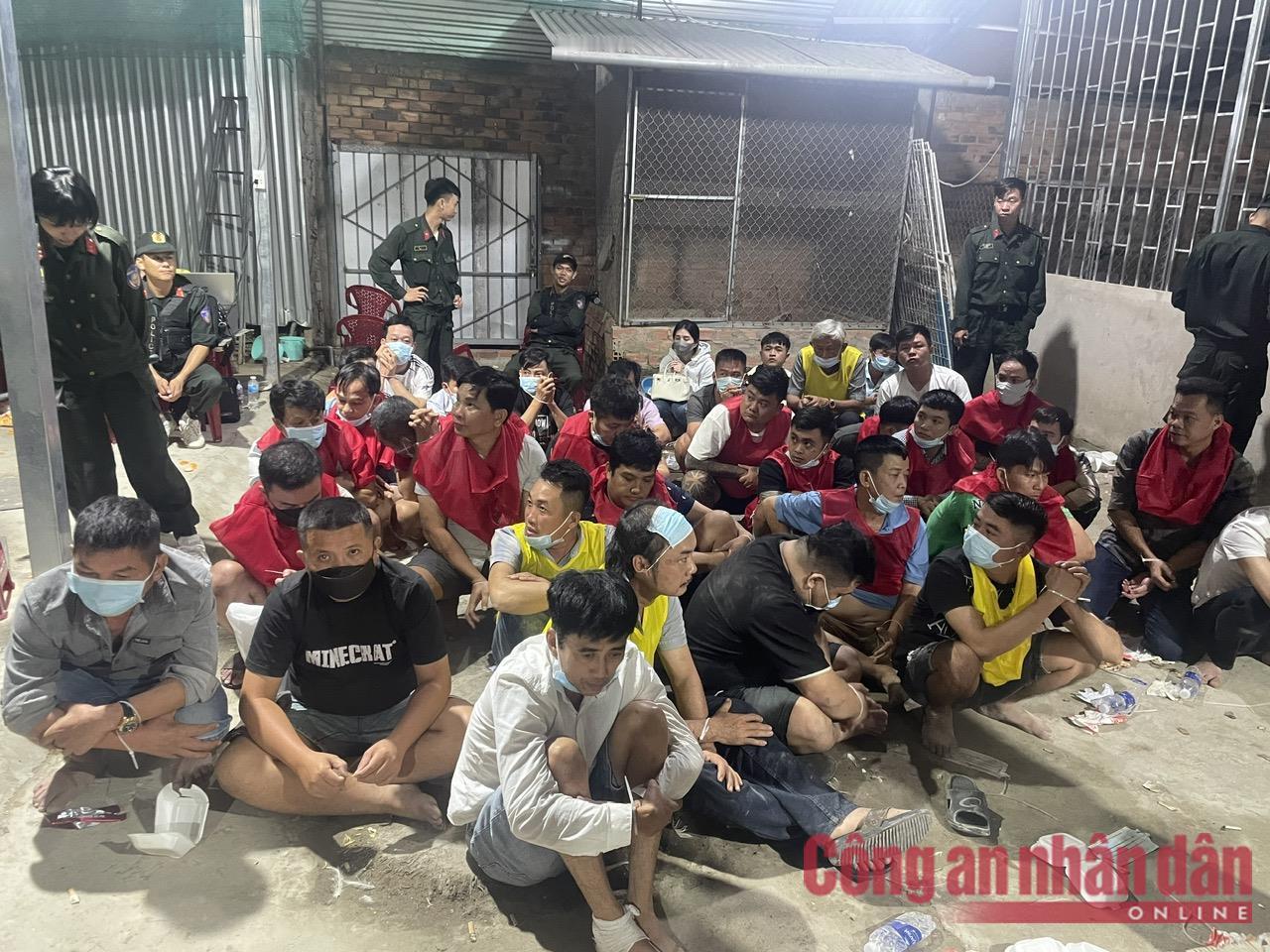 斗鸡赌博在越南属于传统项目参与者众多，也是越南公安打击的重点