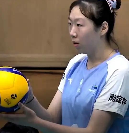 朱航婷应该是天津女排目前最佳的主力二传了，1.88米的身高，传球稳，立得住，场上