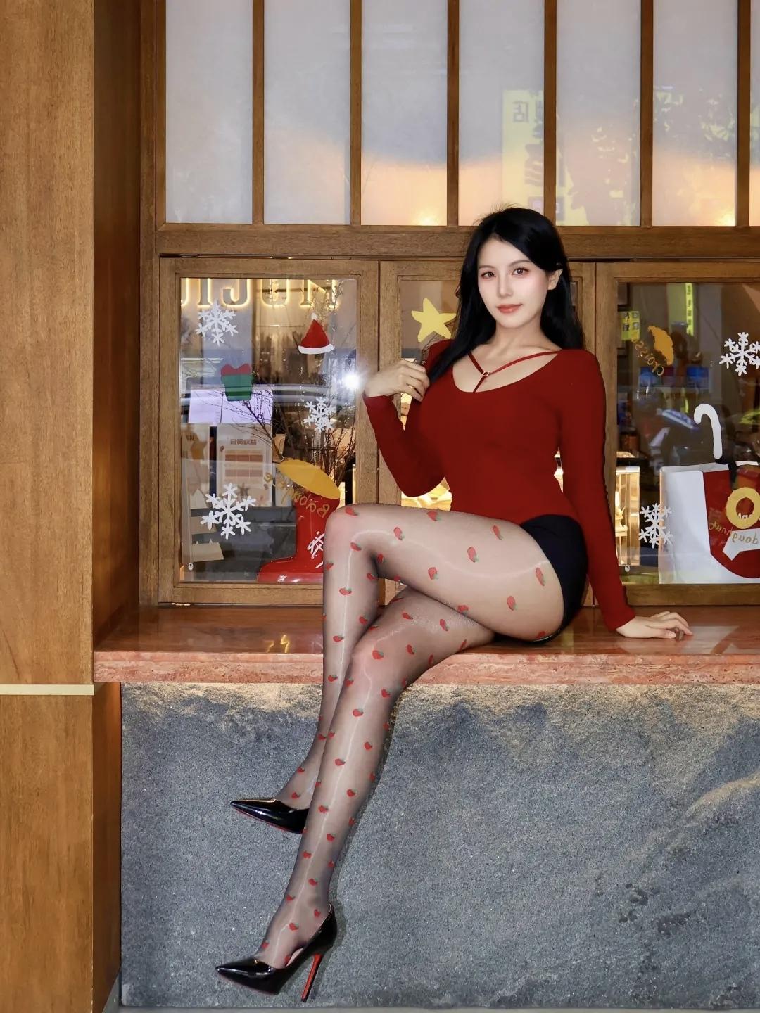 草莓斑点和黑丝，更喜欢哪一款