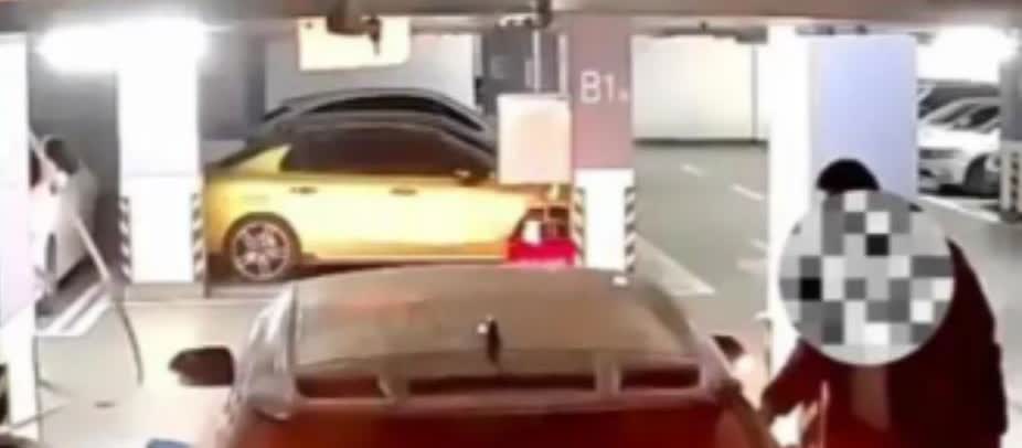 “欺人太甚！”3月份黑龙江哈尔滨，一中年男子花15万买下车位，三番两次被白车霸占