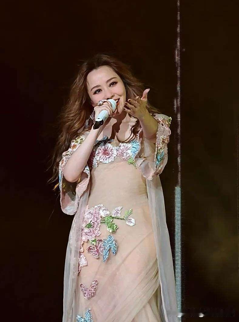 不仔细看，我还以为张靓颖穿的是透视裙呢​​​