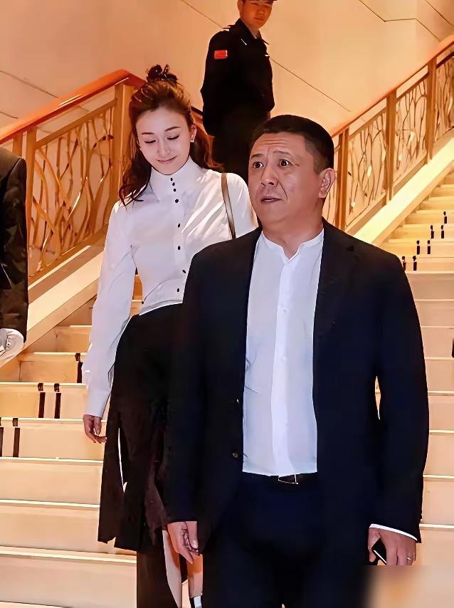 别感动了。全网疯传的那盘“17岁辣子鸡”，根本不是纯爱发酵的童话。我告诉你真