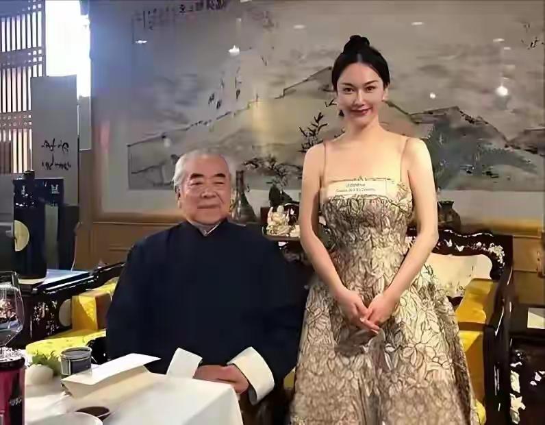 没得话说了只有两个字：佩服！87岁的画家范曾今天中午发文，他说他和小他50岁