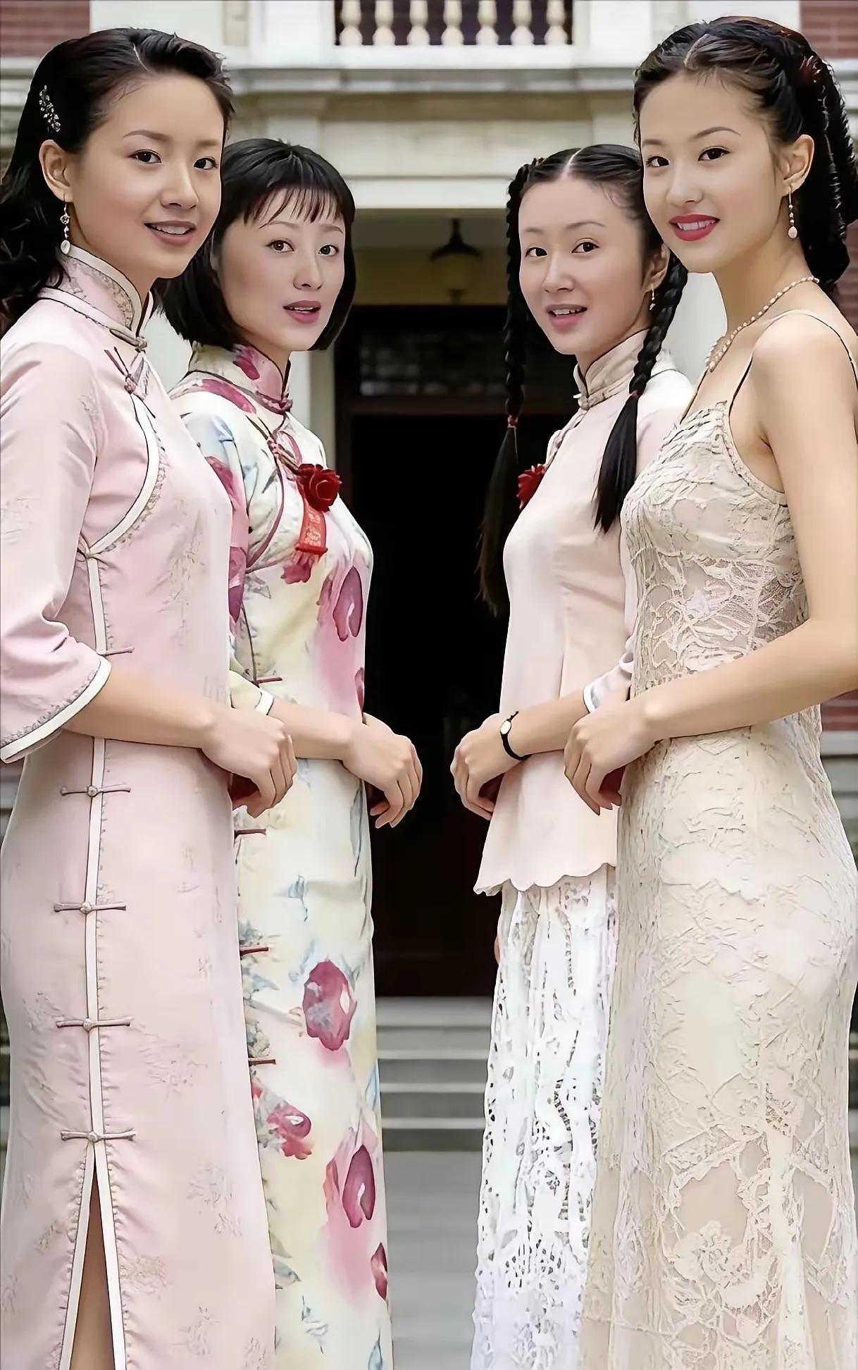 那年的董洁是清冷挂的像朵小白花看着温柔却有距离感，有种不动声色的神秘感！