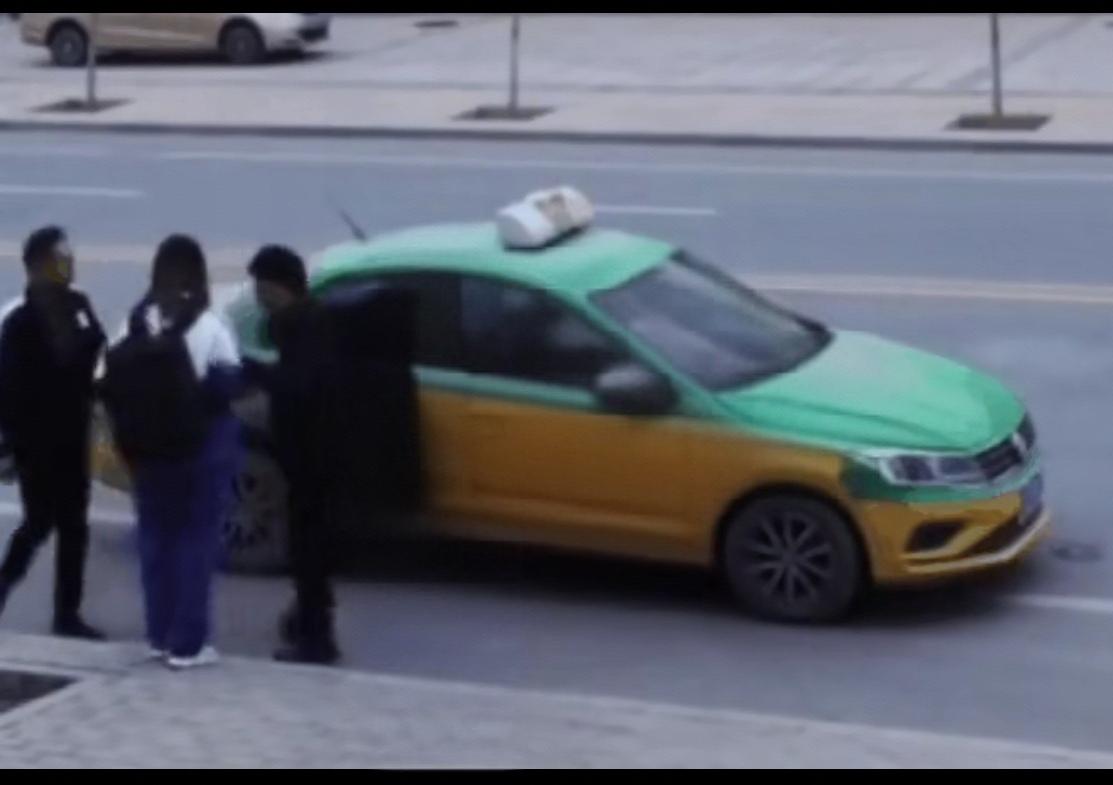 作为一个司机，这样做就全对吗？维护孩子的权益，确实该优先，但孩子自己并不提出反