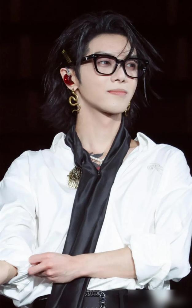 华晨宇砸15亿云南买地，刚要盖“火星乐园”，就被一纸公文叫停，直播时一个大男人直