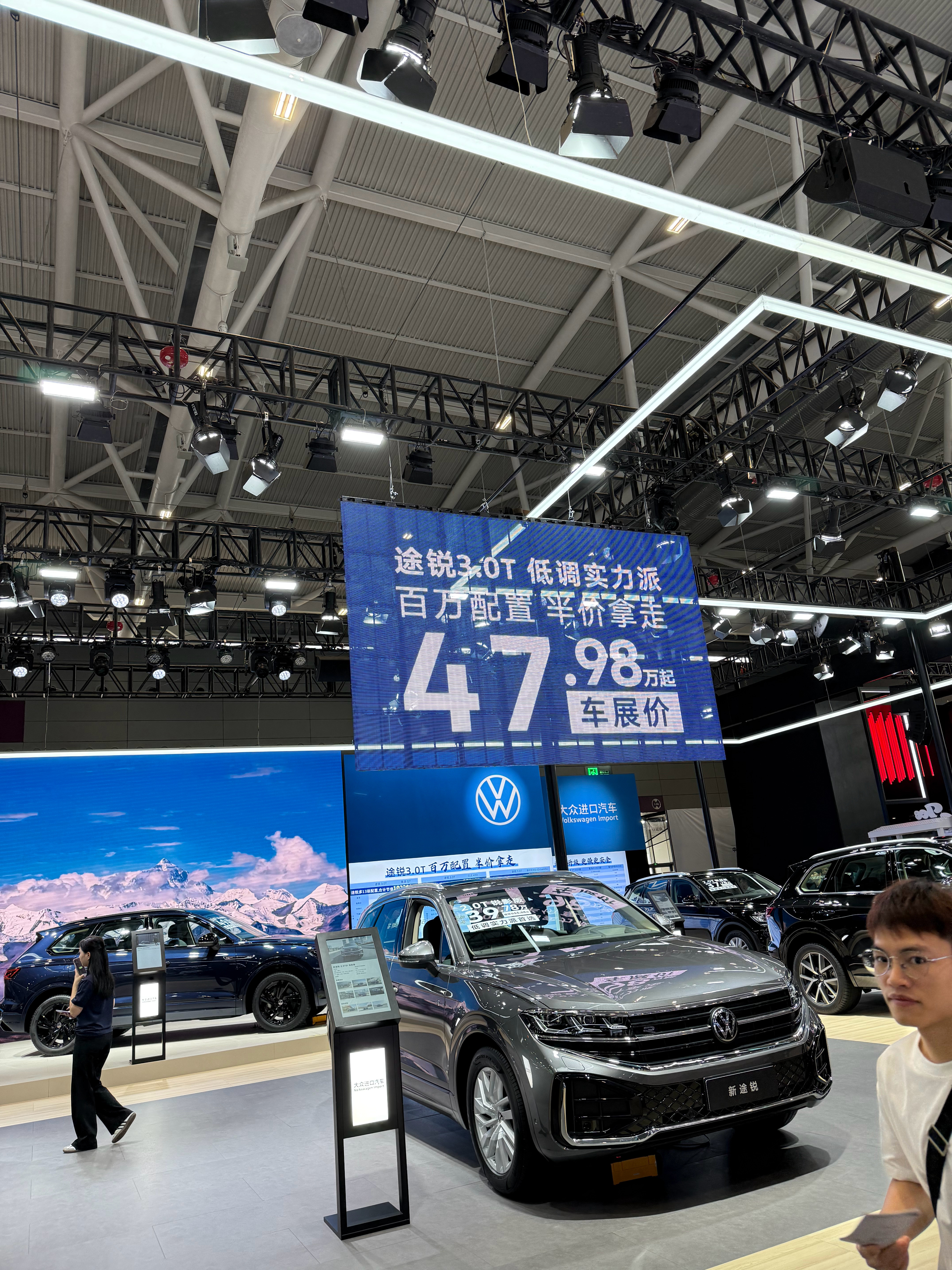 3.0T的途锐，48个，2.0T的途锐不到38个，2.0T的大哥Q7不到46个，
