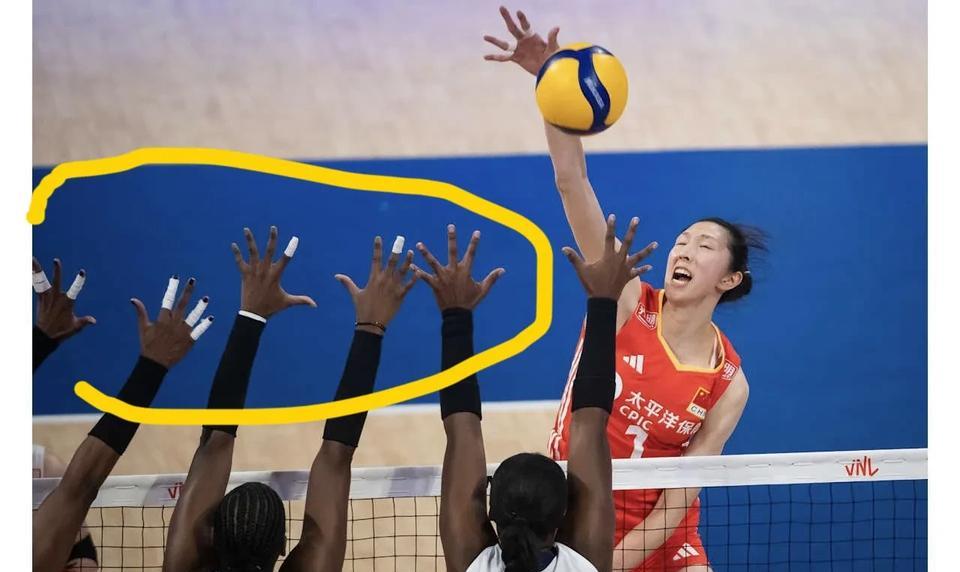 多米尼加知道吴梦洁是进攻核心，多次组织三人拦网拦她，但吴梦洁毫不惧怕，她高高跃起