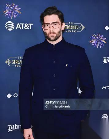 你见过美国博主把中山装穿成“炸场王”吗？他先去天安门看了升旗，转头就把这