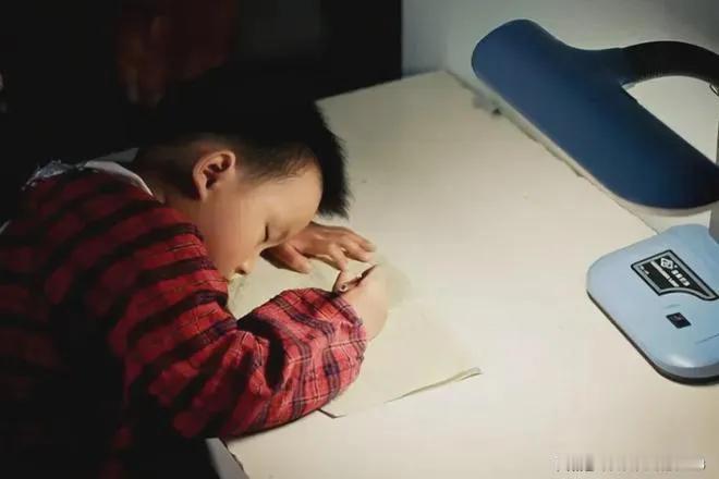 孩子早睡是孩子健康的前提之一。深夜十一，二点，许多人家的书房
