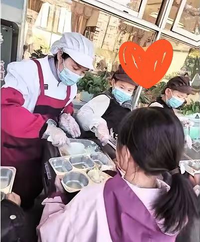这“妈妈食堂”也太会了！学校食堂员工大半是学生家长，四川巴州七小21人里20个是